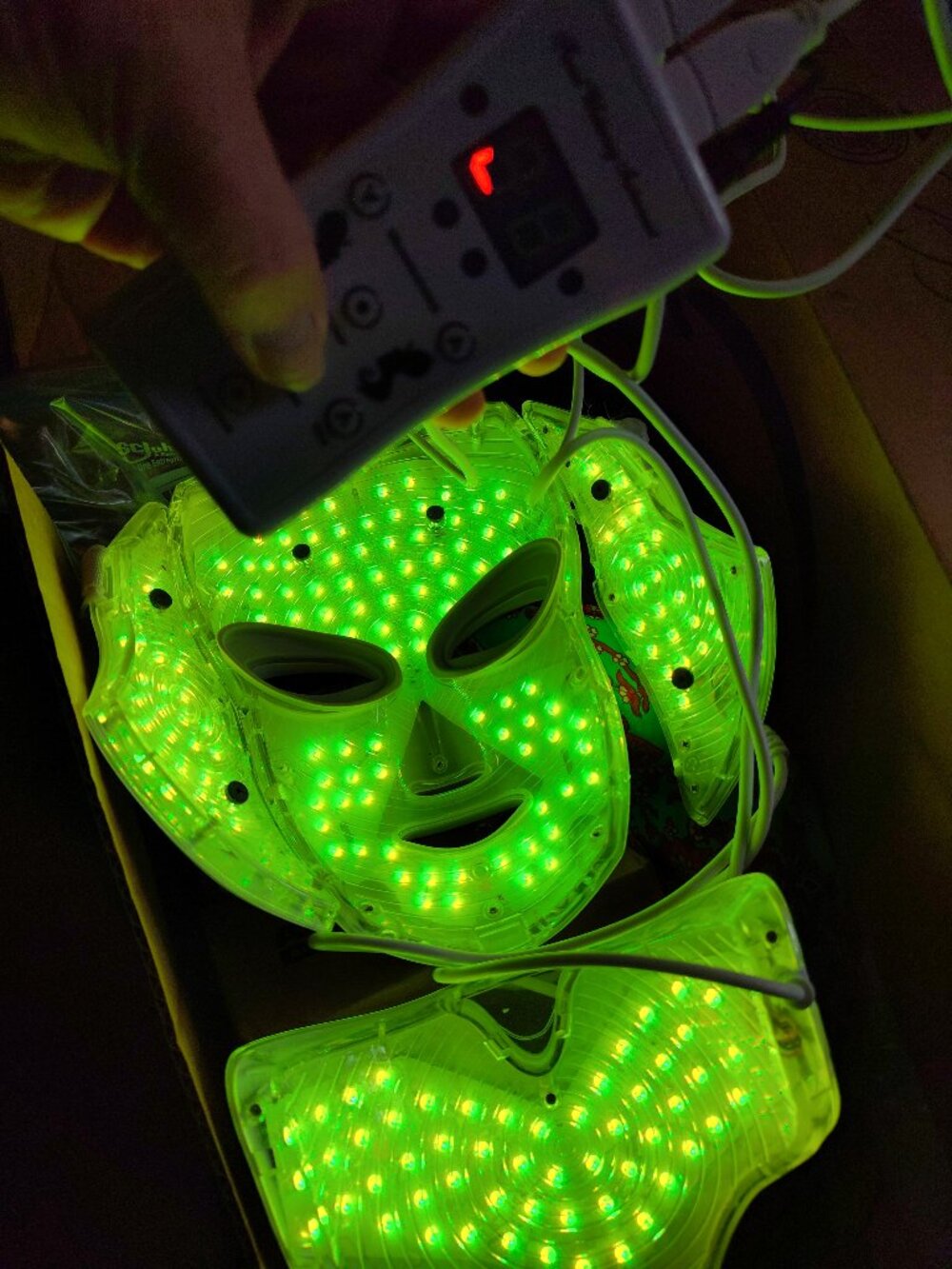 Nutriskin LED Red Light Facial and Neck Mask Light Therapy Device - Picture 6 of 10